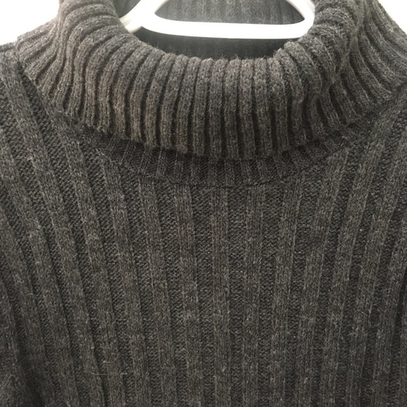 Small turtleneck - Picture 2 of 2